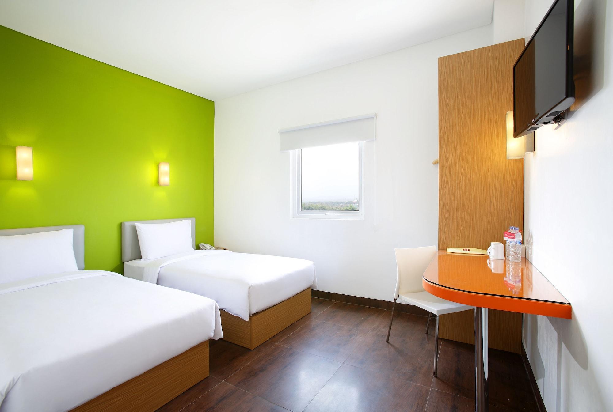 Amaris Hotel Ponorogo Exterior foto